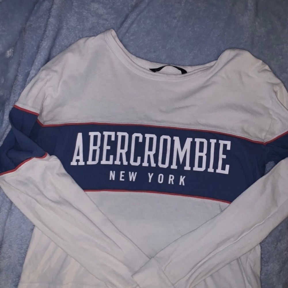Cropped long sleeve top.